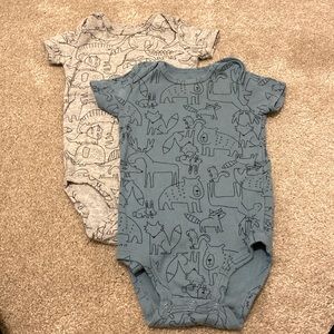 2 pack short sleeved onesies. Size 9 M